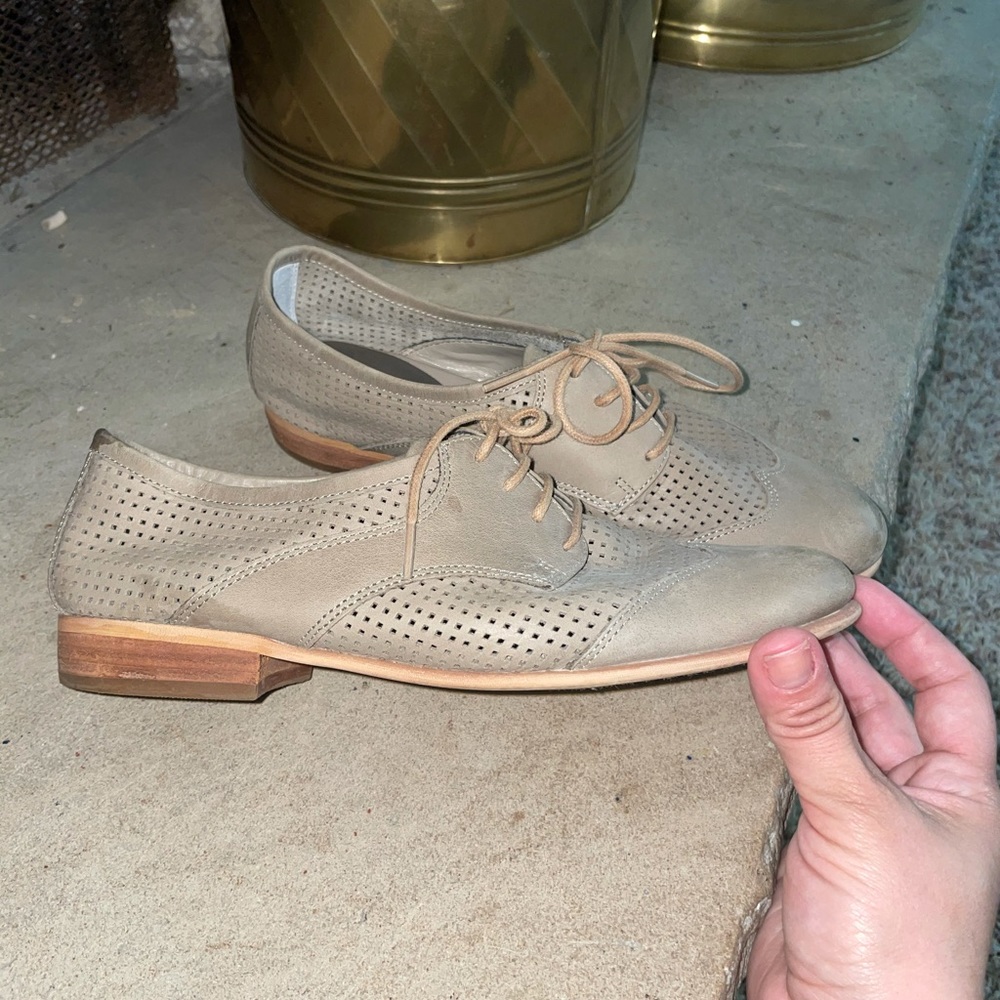Hinge shoes